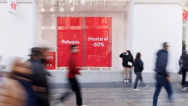 Inditex y El Corte Inglés comienzan las rebajas en tiendas físicas el domingo, pero las adelantan al sábado en sus plataformas online