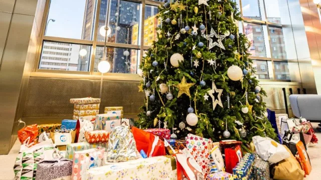 El programa de CaixaBank ‘El Árbol de los Sueños’ ha entregado más de 29.200 regalos a niños en situación de vulnerabilidad