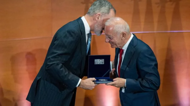 El Rey entrega el Premio Reino de España a Isak Andic, "modelo" de emprendimiento para los jóvenes