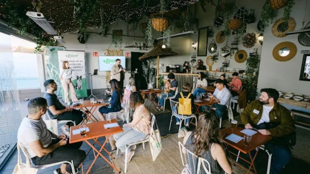 El 74% de dueños de mascotas afirma que tener un perro les une y refuerza sus relaciones afectivas (y un 47% confía en la intuición de su mascota para elegir una pareja)