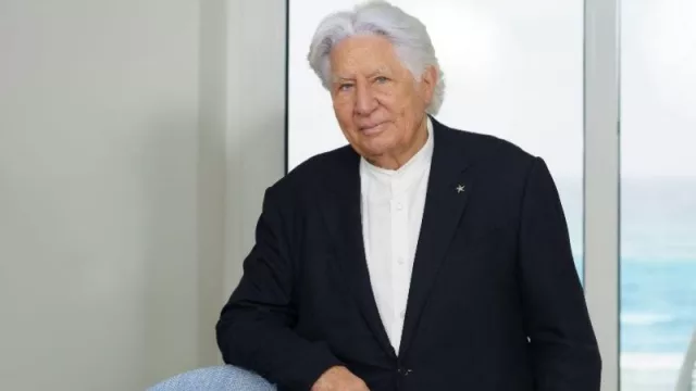 Miguel Fluxá, fundador y presidente de Grupo Iberostar, recibe de manos de S.M. el Rey Felipe VI la encomienda de la Real Orden de Isabel la Católica