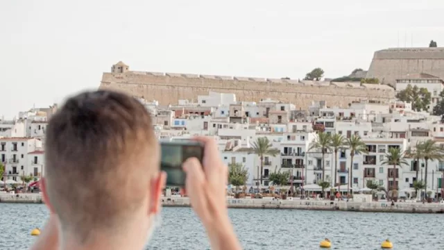 Suizos, británicos y alemanes, los que más gastarán este verano para alojarse en España (251, 246 y 208 euros por noche respectivamente).