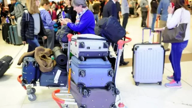 Qué hacer si el aeropuerto o la aerolínea pierde tu equipaje este verano (dato: Barcelona-El Prat es uno de los aeropuertos españoles que más quejas registró por incidencias con el equipaje en 2023)