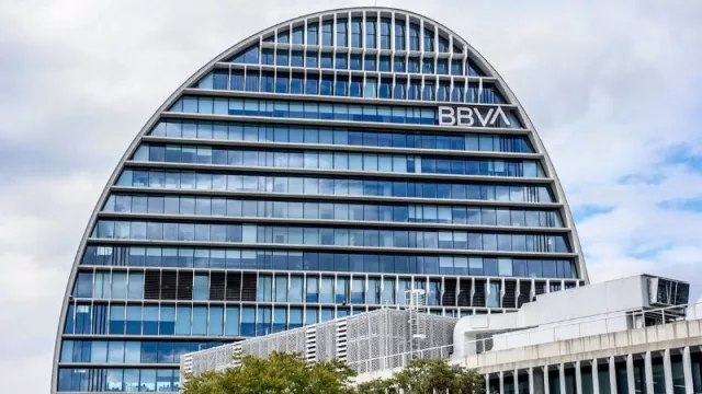 BBVA pide a la CNMC autorización para lanzar su operación sobre Banco Sabadell