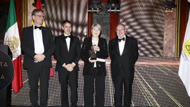 Carmen Riu recibe el premio Vasco de Quiroga de la Cámara Española de Comercio en México