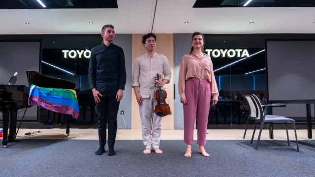 Toyota España celebra el Día Internacional del Orgullo LGTBIQ+ con la obra de teatro “Yo soy el que soy”, de Aaron Lee