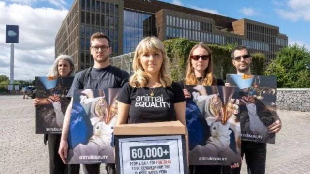 Igualdad Animal entrega 60.000 firmas a los organizadores olímpicos para pedir que se elimine el foie gras del menú de los Juegos