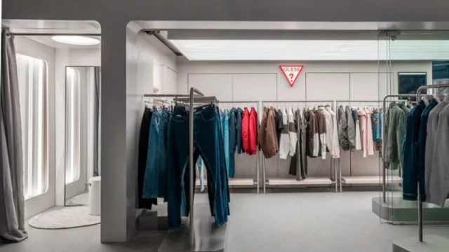 La primera y más grande pop up de GUESS JEANS en Barcelona