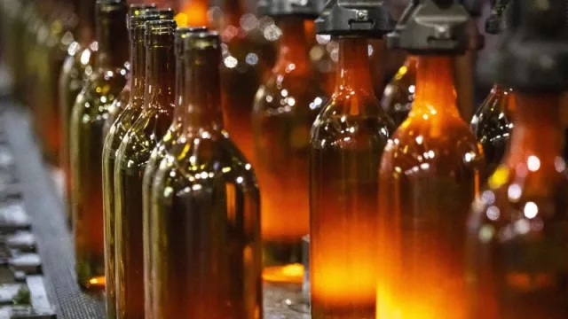 Acciona Energía y Vidrala reutilizan escorias de biomasa para fabricar envases de vidrio