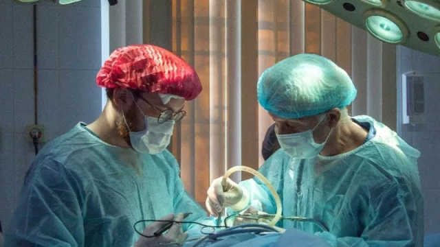 La saturación de la sanidad pública favorece el crecimiento de los seguros privados en empresas: más de la mitad de los empleados ya cuenta con una póliza