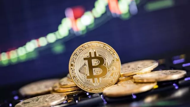 Bitcoin da un paso atrás y retrocede por debajo de su máximo histórico de 100.000 dólares