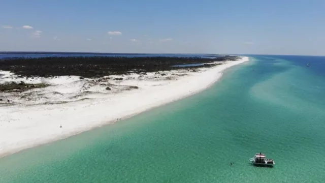 Cabo Esmeralda, una experiencia sensorial única de arenas blancas y un mar paradisíaco (y donde hay un museo de arte submarino)