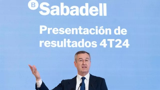 González-Bueno (Sabadell) dice que la OPA "no tiene sentido" con el precio actual