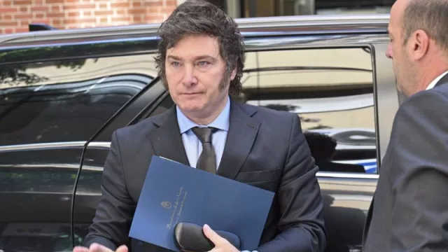 Milei amenaza con torpedear la venta de Telefónica Argentina al grupo Clarín