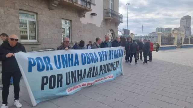 Mariscadores de O Burgo piden a Xunta y Gobierno ayudas mientras no puedan faenar: "No tenemos respuesta"