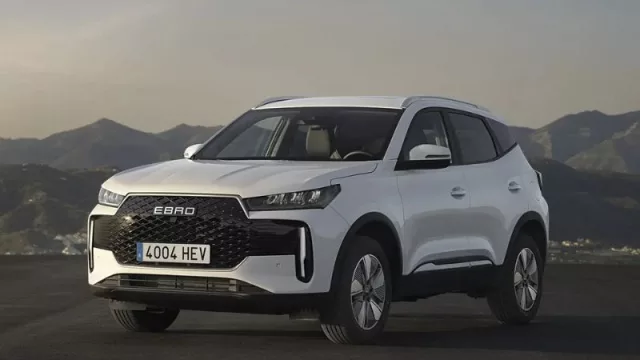 El EBRO s400 conquista a los asistentes de Automobile Barcelona: la marca española presenta su gama electrificada en la cita catalana