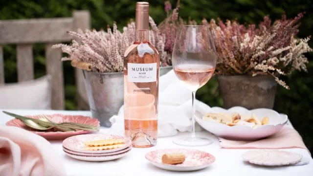 En primavera se brinda con rosado: tres vinos imprescindibles para esta temporada