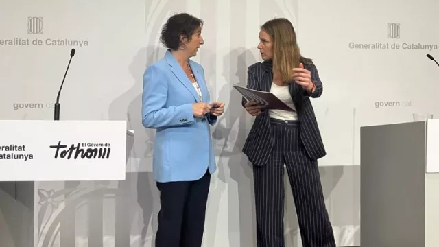 Govern catalán y Comuns pactan aplazar la tasa turística y destinar 60 millones más a vivienda