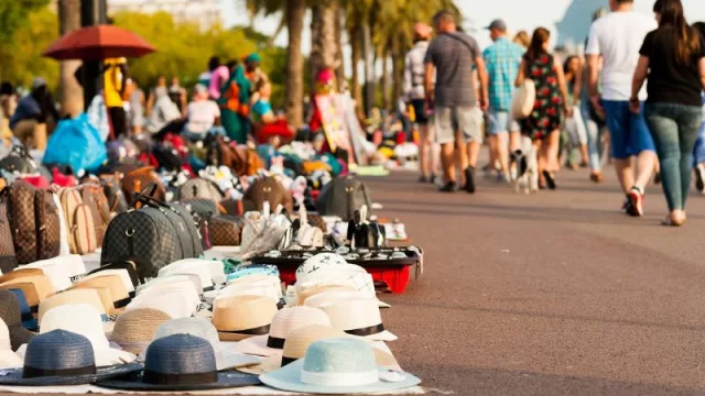 El sector textil pierde 1.000 millones al año. los de joyas, relojes y bolsos, 327 millones... ¿cómo defenderse ante las falsificaciones?