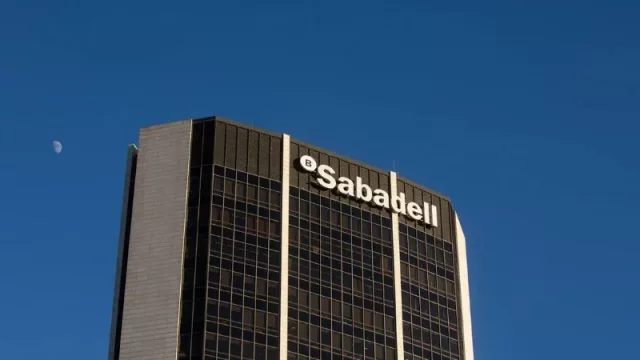Sabadell eleva a 3.800 millones la remuneración al accionista de los próximos 12 meses, tras acordar someter la venta de TSB a aprobación de la Junta General