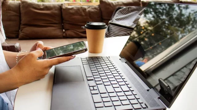 El 80 % de los empleados usa aplicaciones no autorizadas en su trabajo durante el verano