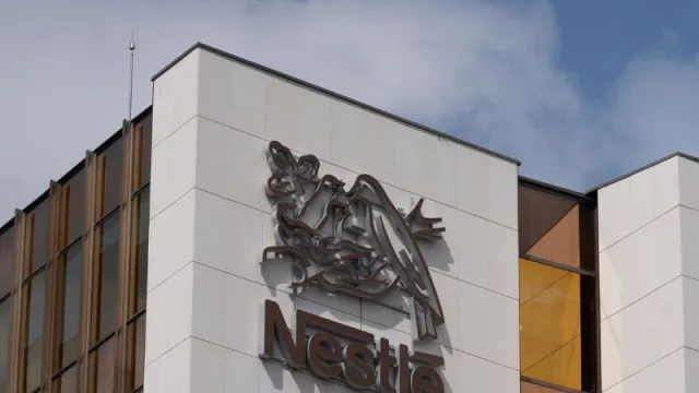 Nestlé se dispara más de un 9% tras anunciar 16.000 despidos y elevar su objetivo de ahorro de costes