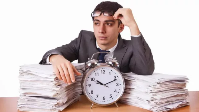 El 45% de los catalanes hace horas extra, pero casi la mitad no las ve compensadas