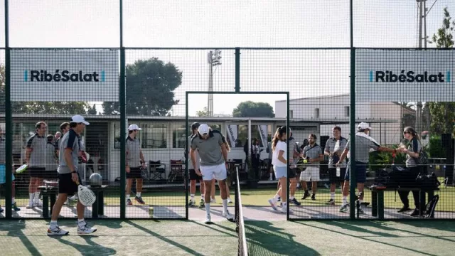RibéSalat celebra su primer torneo de pádel con  la participación especial de su embajadora  Claudia Fernández