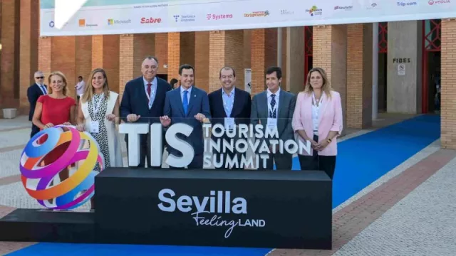 Juanma Moreno clausura TIS2025 y destaca el éxito de su sexta edición ante 8.197 profesionales del turismo
