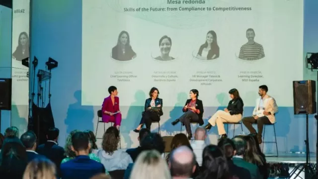 “Aprendizaje Inteligente” ante el avance de la IA: 7 de cada 10 empleados teme quedarse obsoleto