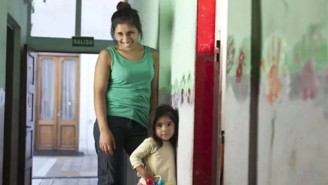 El 55% de las madres en solitario afronta dificultades para asumir los gastos en educación