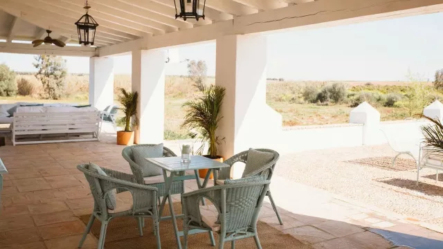 Airbnb gana 1.881 millones hasta septiembre, misma cifra que un año antes, y prevé un buen cierre de 2025