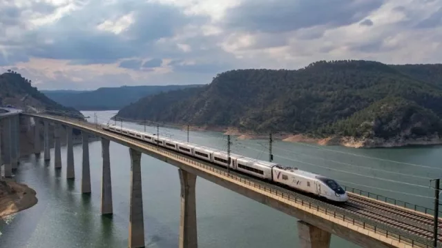 Telefónica amplía y renueva el mantenimiento del servicio de cardioprotección de Renfe hasta 2027