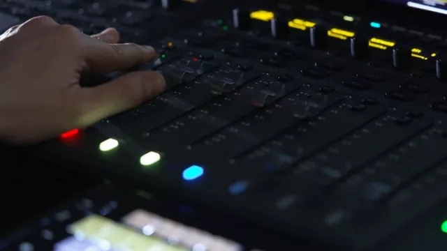 Empleados de Iberia graban junto a actores consagrados la primera ficción sonora navideña de la aerolínea