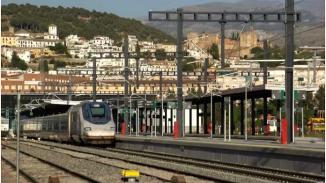 Adif reduce temporalmente la velocidad máxima en la línea Madrid-Barcelona ante los avisos de maquinistas (Últimas noticias sobre el accidente de tren en Adamuz, Córdoba)