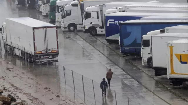 Las empresas de transporte celebran la regularización de migrantes para paliar el déficit de camioneros