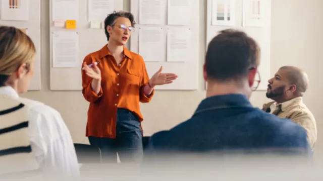 El 65% de los españoles duda de si cobra menos que sus compañeros en roles similares, aumentando la desconfianza generalizada