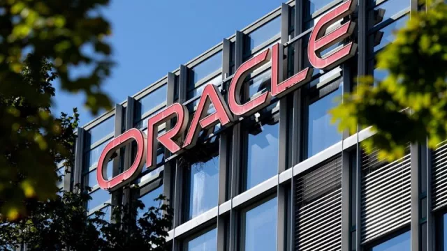 Oracle estudia recortar miles de empleos por la falta de liquidez derivada de sus inversiones en IA