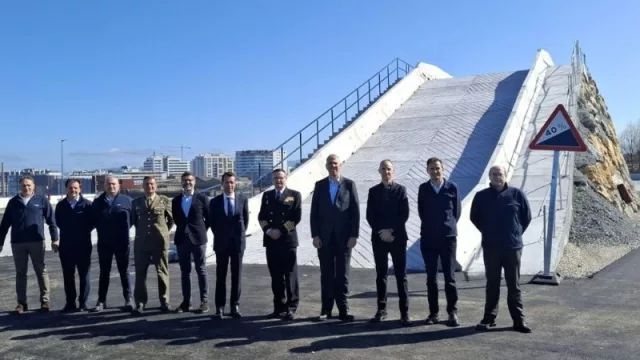 Indra muestra al Ministerio de Defensa sus nuevas capacidades para fabricar vehículos blindados en Gijón