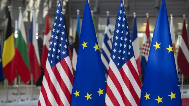 El embajador de EEUU en la UE insta a Europa a no multar a las tecnológicas ante el desarrollo de la IA