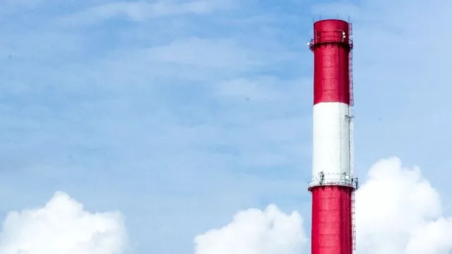 Las industrias más intensivas en emisiones de CO2 en Cataluña las han reducido a la mitad en 20 años