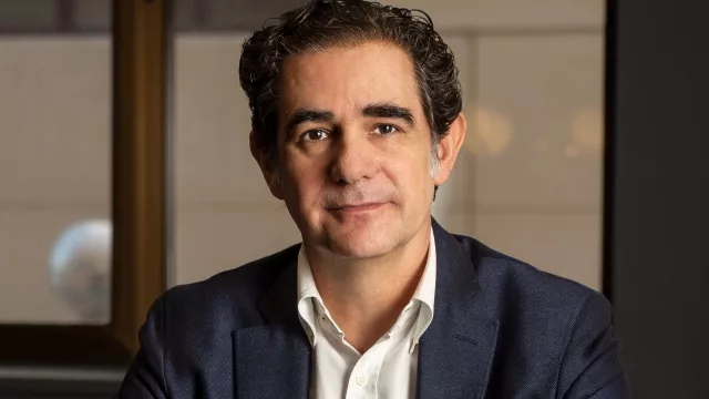 Evolutio y ElevenLabs se alían para liderar la revolución de la IA conversacional agéntica