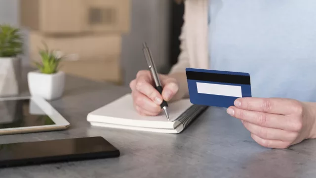 Arriaga Asociados alerta del riesgo de las tarjetas revolving en el cierre del primer trimestre de 2026