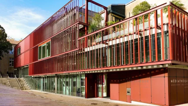 La Mediateca de Bayona refuerza su continuidad visual y cumplimiento normativo con barandillas de Comenza