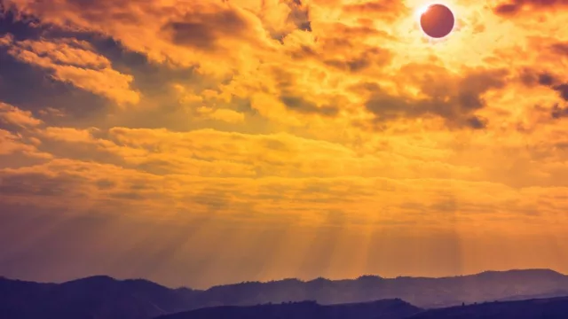 Camino de Santiago20 lanza una guía exclusiva para vivir el eclipse total de sol desde las rutas jacobeas