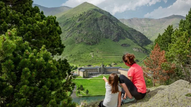 El hotel secreto al que solo se llega en tren para escapar de las altas temperaturas