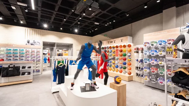 Sports Emotion abre en el Boulevard de Vitoria las mayores tiendas de fútbol y baloncesto de la ciudad 