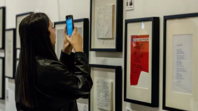 Apple Music y el Instituto Cervantes inauguran la exposición 'Las mejores letras en español'