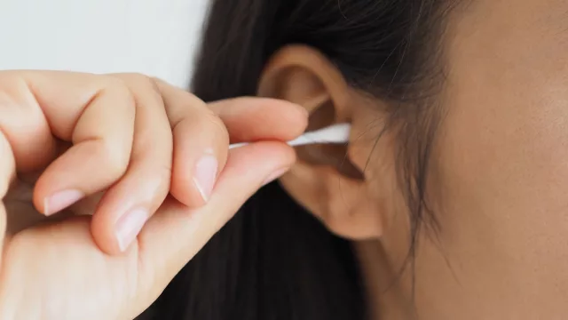 El uso de bastoncillos de algodón es perjudicial para la salud auditiva