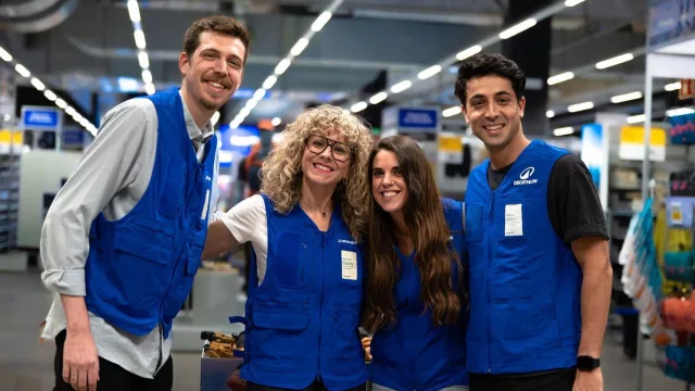 Decathlon busca 2.000 trabajadores para cubrir la demanda del verano